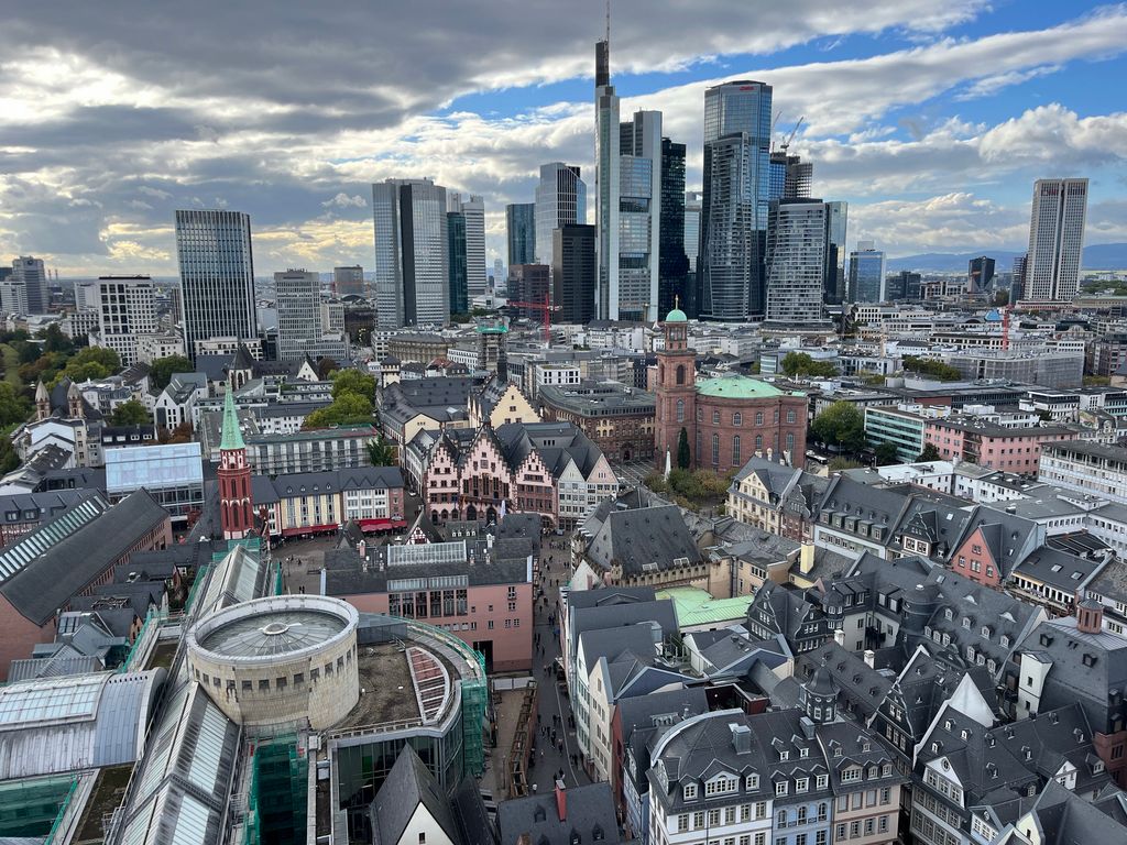 Pohled na Frankfurt z Frankfurtského knižního veletrhu 2026