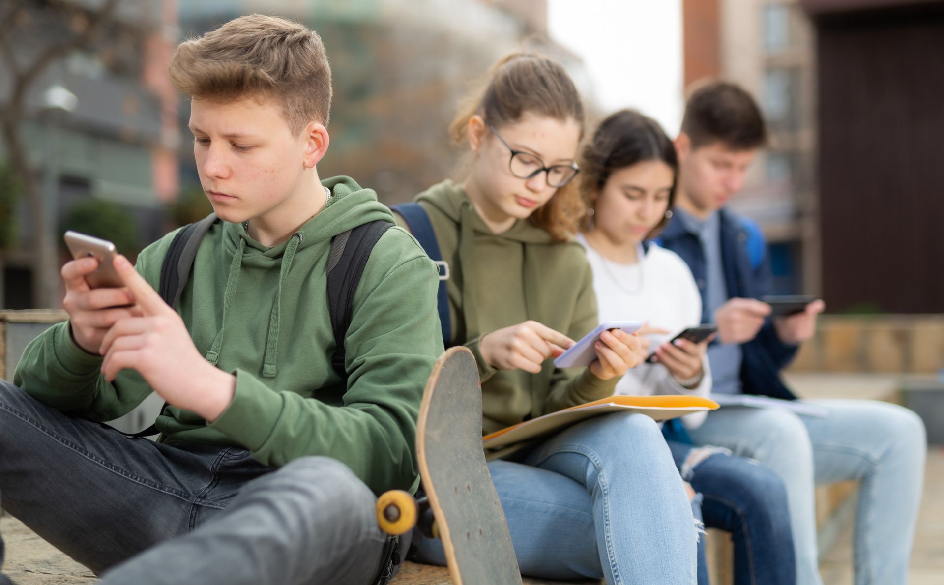 Pětina dětí tráví na internetu více než pět hodin denně, AI vyzkoušela většina z nich